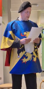 Onze opper-heraut met wapenmantel